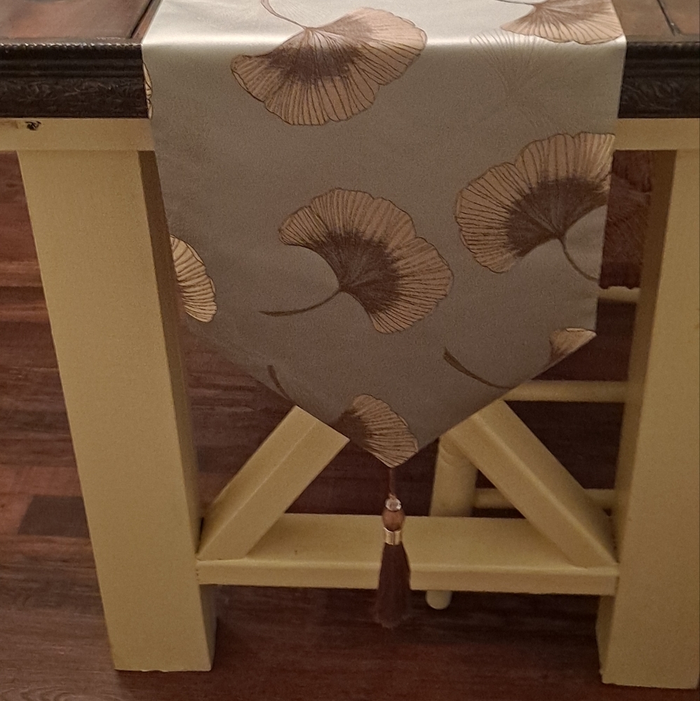 🌷Elegant Satin Tulip Table Runner